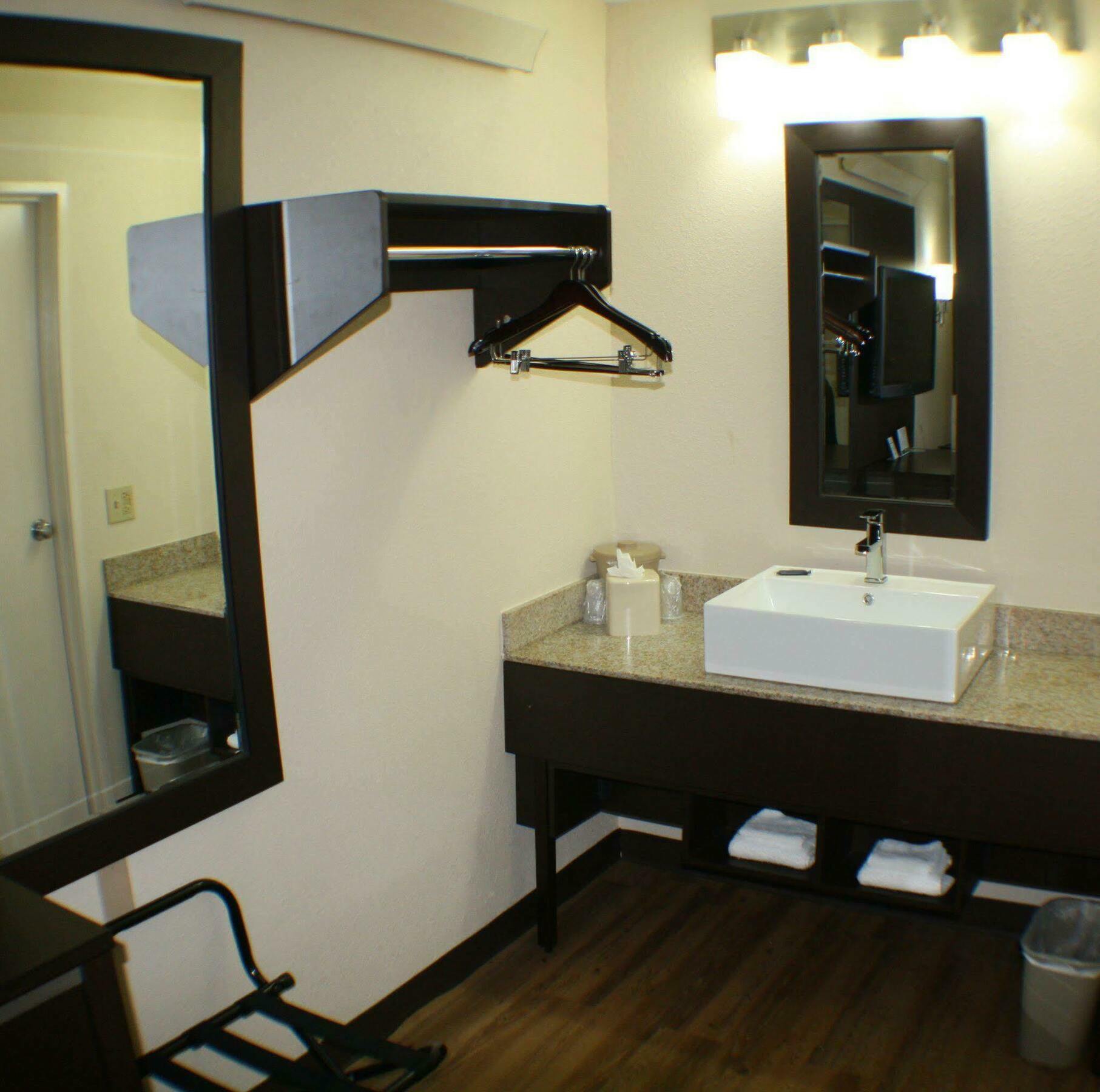 Red Roof Inn Plus+ Nashville Fairgrounds Ngoại thất bức ảnh